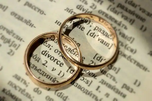 Image of rings removed before divorce mediation Billericay